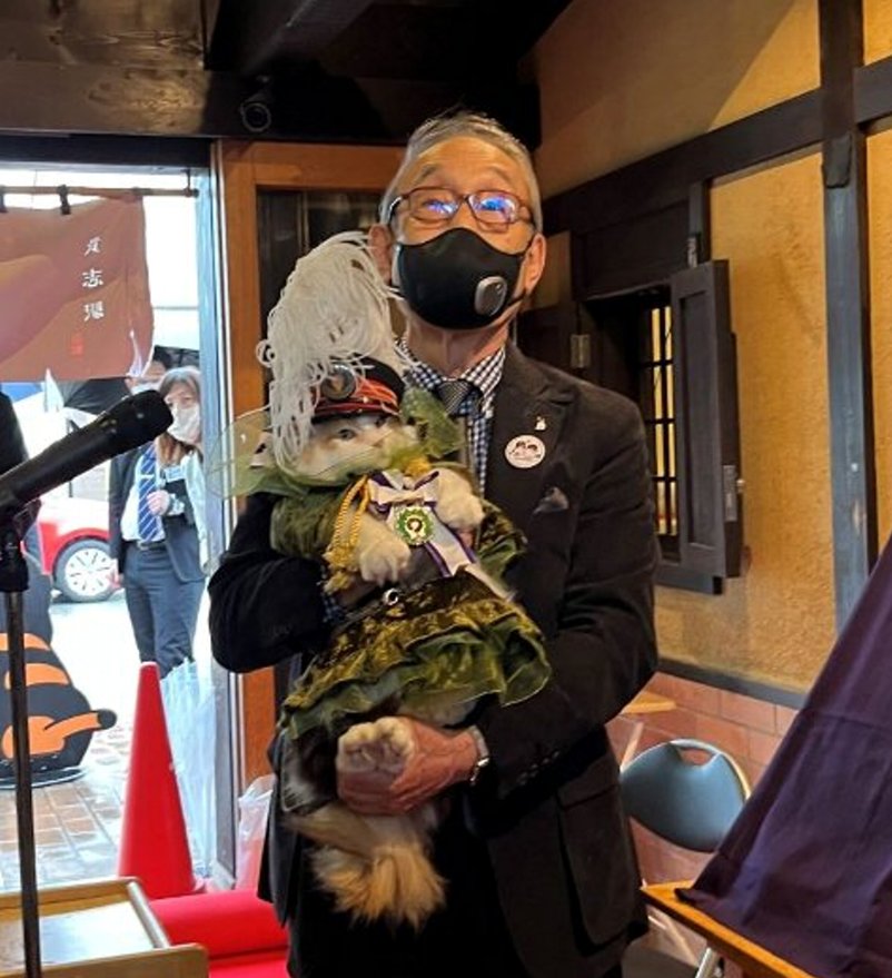 たま名誉永久駅長 23 歳の誕生日にニタマ駅長が勲功爵記念品授与